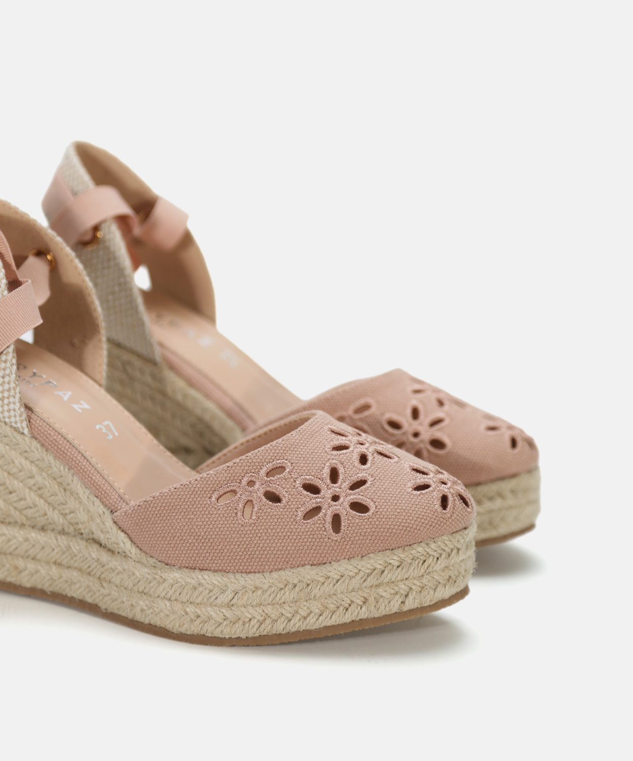 Cunha com bordado de flores image number null